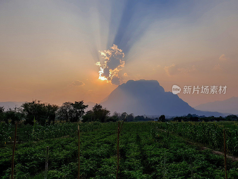 泰国北部Chiang Dao Doi Luang山。